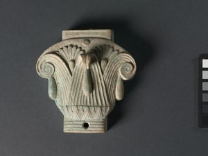 Doboz (Pyxis) összetett tőke formájában, ie 305-30 (sápadt vörösbegy-tojás kék fajansz) alkotó: Egyptian Ptolemaic Period