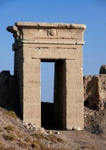 Egyiptomi ókor: Kilátás az Északi kapu ívére, Hathor temploma, Dendera, Egyiptom alkotó: Egyptian Ptolemaic Period