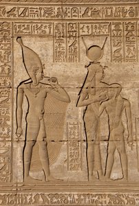 Egyiptomi ókor: Római mammisi, Ihy, Hathor fia születésének emlékére - Domborművek és hieroglifák részlete: Ízisz istennő - Hathor fiát, Ihit (Ihy) szoptatja, és mögötte egy másik Ihi képe, ujjával a szájában, jelezve, hogy a alkotó: Egyptian Ptolemaic Period