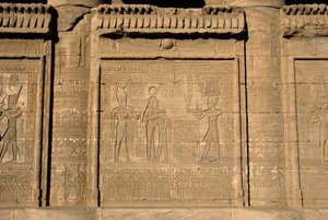 Egyiptomi ókor: Ihy, Ízisz fia születésére emlékező római mammisi. Hathor temploma, Denderah, Egyiptom alkotó: Egyptian Ptolemaic Period