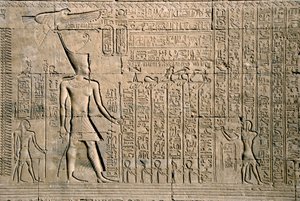 Egyiptomi antikvitás: külső dombormű hieroglifákkal. Hathor temploma, Denderah, Egyiptom – Egyiptomi civilizáció: a denderah-i Hathor-templom (vagy Tentyra-templom) falára faragott hierogifák és alakok, melyek I. Pepi uralkodása alatt épültek (i.e. 2250 kö alkotó: Egyptian Ptolemaic Period