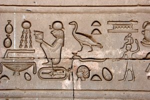 Egyiptomi ókor: hieroglifák a Hathor-templom keleti falán, Denderah, Egyiptom - Egyiptomi civilizáció: a denderah-i Hathor-templom (vagy Tentyra-templom) falára faragott hieroglifák, amelyek I. Pepi uralkodása alatt épültek (i.e. 2250 körül) - Dendera Temp alkotó: Egyptian Ptolemaic Period