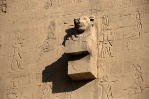 Egyiptomi antik: oroszlánfejű vízköpő, Hathor temploma, Dendera, Egyiptom alkotó: Egyptian Ptolemaic Period