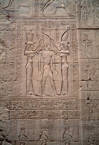 Egyiptomi ókor: IV. Ptolemaiosz király koronázását ábrázoló alacsony dombormű. Hórusz temploma, Edfu, Egyiptom