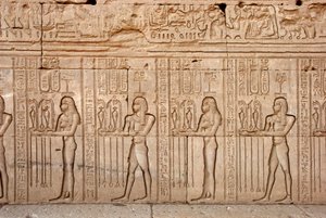 Egyiptomi antikvitás: az istennőnek bemutatott áldozatok és adók, Hathor temploma, Denderah, Egyiptom - Egyiptomi civilizáció: az istennőnek hozott áldozatok és adók - A denderai Hathor templom (vagy Tentyra temploma) falára faragott figurák, alkotó: Egyptian Ptolemaic Period