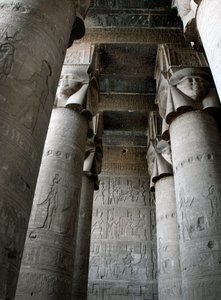 Egyiptomi antikvitás: részleges kilátás a hypostyle szobára, oszlopokkal, amelyeket Hathor istennő ábrázolása díszít. Hathor temploma, Dendera, Egyiptom alkotó: Egyptian Ptolemaic Period