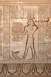 Egyiptomi ókor: egy férfi ábrázolása, aki áldozatokat hoz az istennőnek, Hathor temploma, Denderah, Egyiptom - Egyiptomi civilizáció: egy férfi, aki áldozatot visz Hathor istennőnek, a denderai Hathor templom (vagy Tentyra temploma) falára faragva alkotó: Egyptian Ptolemaic Period