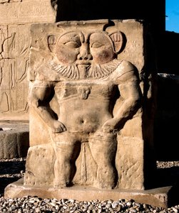 Egyiptomi régiségek: Bes istenség. Részlet a Hathor istennőnek szentelt templom alacsony domborművéről. Hathor temploma, Dendera (Dendera), Egyiptom alkotó: Egyptian Ptolemaic Period