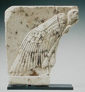 Keselyűt ábrázoló dombormű (mészkő) alkotó: Egyptian Ptolemaic Period