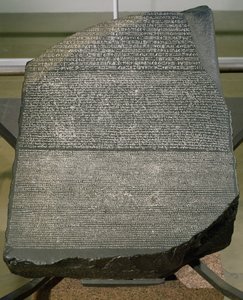 A Rosetta-kő, a St. Julien erődből, El-Rashid (Rosetta) Kr. e. 196 (kő) (lásd még 2359) alkotó: Egyptian Ptolemaic Period