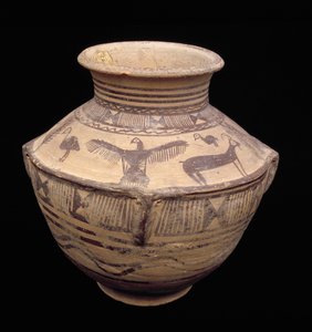 Nyitott szárnyú ragadozómadarat és más állatokat ábrázoló edény, Fasa Ware, ie 2000 körül (agyag) (a részletekért lásd: 179130)