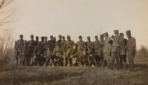 Album az első világháborúról Friuli-Venezia Giuliában: csoportportré a 112.mo gyalogság katonáiról két géppuskával a River Tower közelében alkotó: Elena Bianconcini