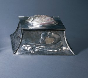 Tintatartó (ezüstös réz és gyöngyház) alkotó: Elizabeth Eaton Burton