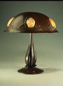 Asztali lámpa, 1910 körül (réz és gyöngy abalone kagyló) alkotó: Elizabeth Eaton Burton