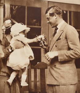 Egy gyermek VIII. Edward király csokrot ad az Enham Village Centre-ben, 1926 alkotó: English Photographer