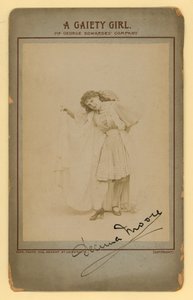 Vidám lány – Decima Moore alkotó: English Photographer