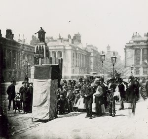 Tömeg gyűlik össze, hogy nézzen egy bábelőadást Londonban alkotó: English Photographer
