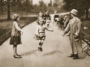 Egy lány, aki átugrott a Hyde Parkban vagy a Kensington Gardensben, a csodálatos Londonból, 1926-27 között (fotómélység) alkotó: English Photographer