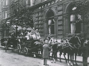 Lovas kocsi az utcán a Hotel Metropole előtt alkotó: English Photographer