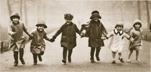 Jól öltözött gyerekek sora, akik a Hyde Parkban futnak, a csodálatos Londonból, 1926-27 között (fotómélység) alkotó: English Photographer