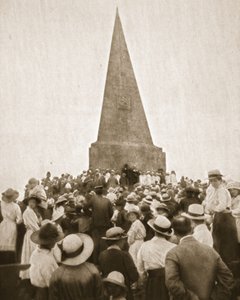 Egy festői régi szokás St. Ives-ben: az Old Század a John Knill Obeliszkben, a The Illustrated War Newsból, 1916. augusztus 2. (szépia fotó) alkotó: English Photographer