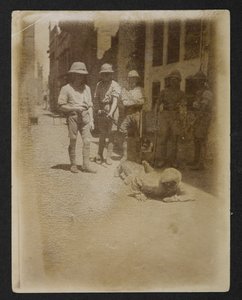 Egy rab fegyveres őrség alatt a Ram Bagh kertben, a Views of Amritsarból, beleértve a zavargások következményeit alkotó: English Photographer