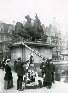 Egy távcső, amellyel Big Bent nézheti a töltésen a Boadicea szobor mellett alkotó: English Photographer