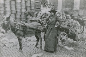 Virágárus nő alkotó: English Photographer