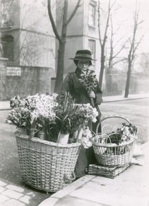 Virágárus nő alkotó: English Photographer