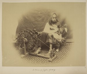 Egy jeypore-i nő forog, 1890 körül (f/w fotó) alkotó: English Photographer