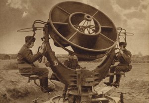 Akusztikus lokátor a kezelőszemélyzettel a posztjukon (fekete-fehér fotó) alkotó: English Photographer