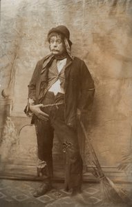 Utcai takarítónak öltözött színész (fekete-fehér fotó) alkotó: English Photographer