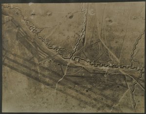 Légifelvétel első világháborús árkokkal, 1918 alkotó: English Photographer