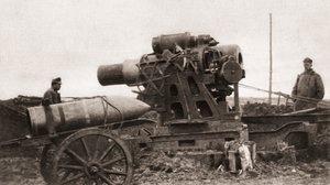 Egy osztrák óriási ostrom-tarubicka és lövege, amelyet az első világháború alatt használtak, a The Illustrated War News-ból, 1915 alkotó: English Photographer