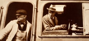 Egy motorvezető átadja magát VIII. Edward királynak Kanadában, az 1920-as években alkotó: English Photographer