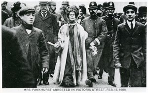 Emmeline Pankhurst asszony letartóztatása a Victoria Street-ben, 1908. február 13-án alkotó: English Photographer