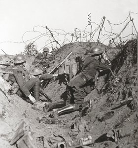 A nagy hun támadásra várva a megfigyelőtiszt és a jelzőőrök St Quentinben élesen figyelnek alkotó: English Photographer