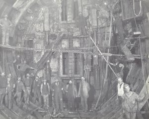 Blackwall Tunnel: egy csoport munkás áll a légzsilipben, 1894 alkotó: English Photographer