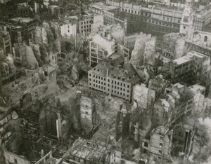 Bombakárosodás kép a Szent Pál-székesegyház tetejéről alkotó: English Photographer