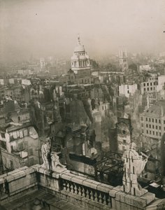 Bombakárosodás kép a Szent Pál-székesegyház tetejéről alkotó: English Photographer