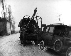 Brit katonák autót vontatva Olaszországban az első világháború alatt (bw fotó) alkotó: English Photographer