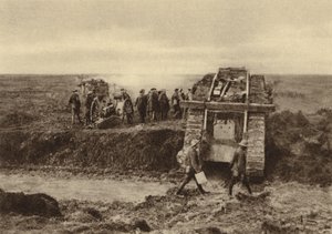 Brit harckocsiszázad tüzérségi állások mellett halad el Graincourtnál, hogy megtámadják a Bourlon Woodot, a cambrai-i csata, Franciaország, I. világháború, 1917. november (f/w fotó) alkotó: English Photographer