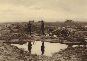A brit tankok elakadtak a sárban, mielőtt elérhették volna a német vonalakat a belgiumi Ypresnél, az első világháború alkotó: English Photographer
