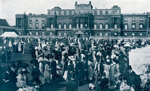 Buckingham-palota kerti partija, 1911 alkotó: English Photographer