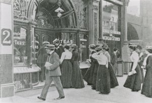 Buckingham-palota kerti partija, 1911 alkotó: English Photographer