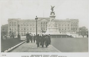 A londoni Buckingham-palota az új frontot és a Viktória királynő emlékművet mutatja be alkotó: English Photographer