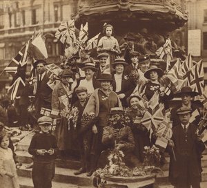 Az első világháborús győzelem ünneplése a londoni Piccadilly Circuson alkotó: English Photographer