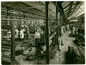 Zsenília tekercselés, szőnyeggyár, 1923 alkotó: English Photographer