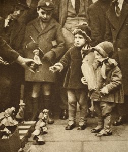 Gyerekek tolonganak egy utcai hawker körül, Holborn (szépia fotó) alkotó: English Photographer