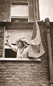 Christabel Pankhurst integet az éhségsztrájkolóknak a Holloway börtönre néző házból alkotó: English Photographer